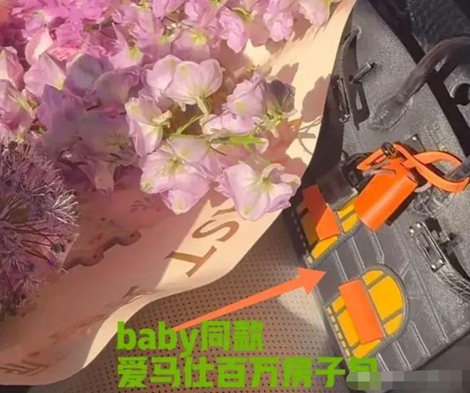 叶珂晒黄KAIYUN网页 开云com晓明送的水果暗戳戳秀恩爱客厅摆放345万LV茶几抢镜(图8)