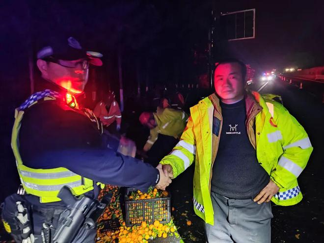 沙KAIYUN网页 开云com糖桔散落一地 幸亏高速民警热心帮助(图3)