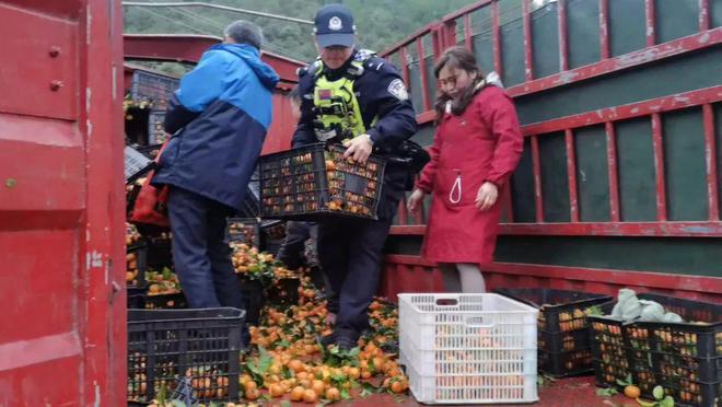 沙KAIYUN网页 开云com糖桔散落一地 幸亏高速民警热心帮助(图4)