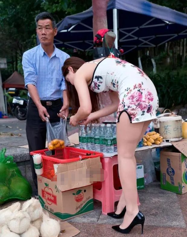 女子衣着清凉弯腰买水果大爷一脸尴尬全程扭头不敢直Kaiyun