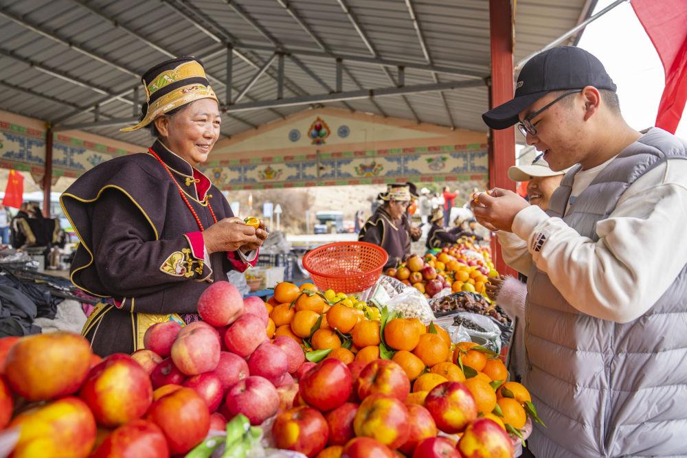 水果摊“摆”出生态富民路(图4)