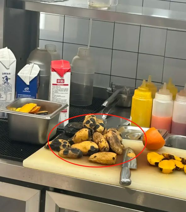 出事了！美女拍到“豹纹芒果”网友：坏水果都到奶茶店了！(图2)