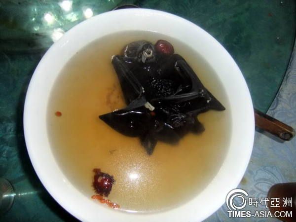 西方人眼中亚洲黑暗料理 油炸蜻蜓水果蝙蝠汤上榜(图2)
