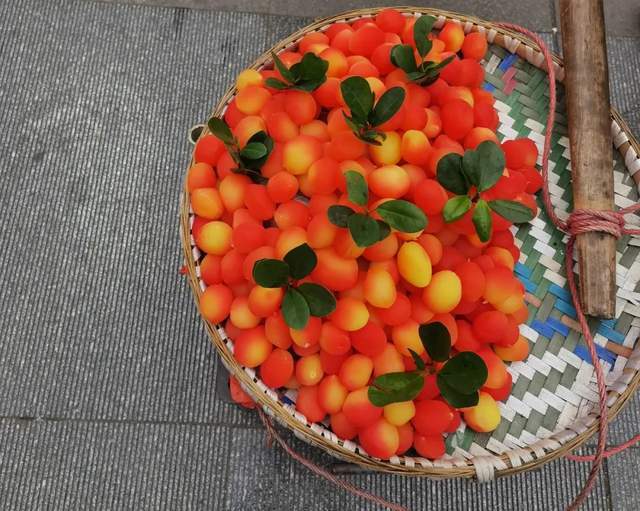 五一假期将近旅游景点小心这些天价“假水果”陷阱！