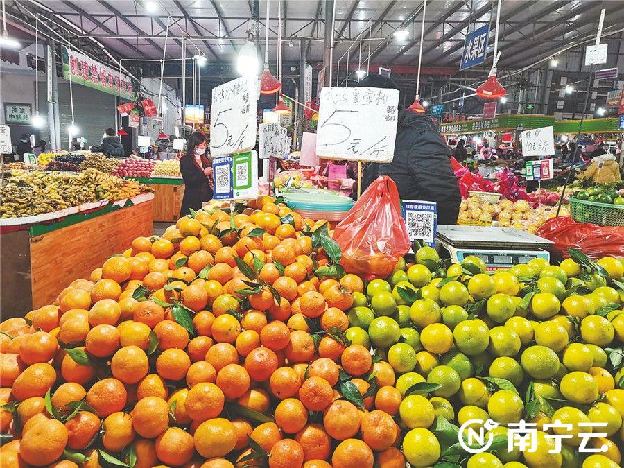 南宁本地沙糖桔上市 占据市民果篮“C位”