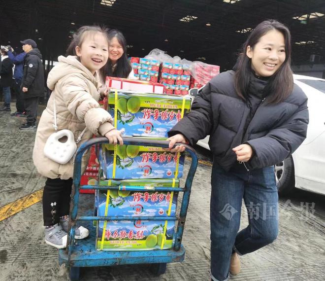 2024年春节柳州“开云中国kaiyun菜篮子”“果盘子”供