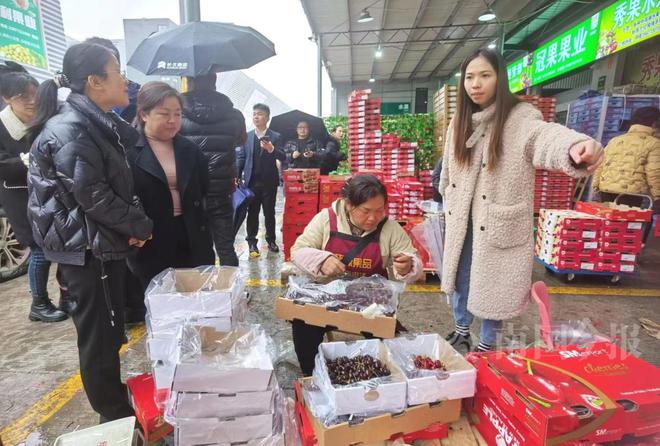 2024年春节柳州“开云中国kaiyun菜篮子”“果盘子”供应充足(图5)