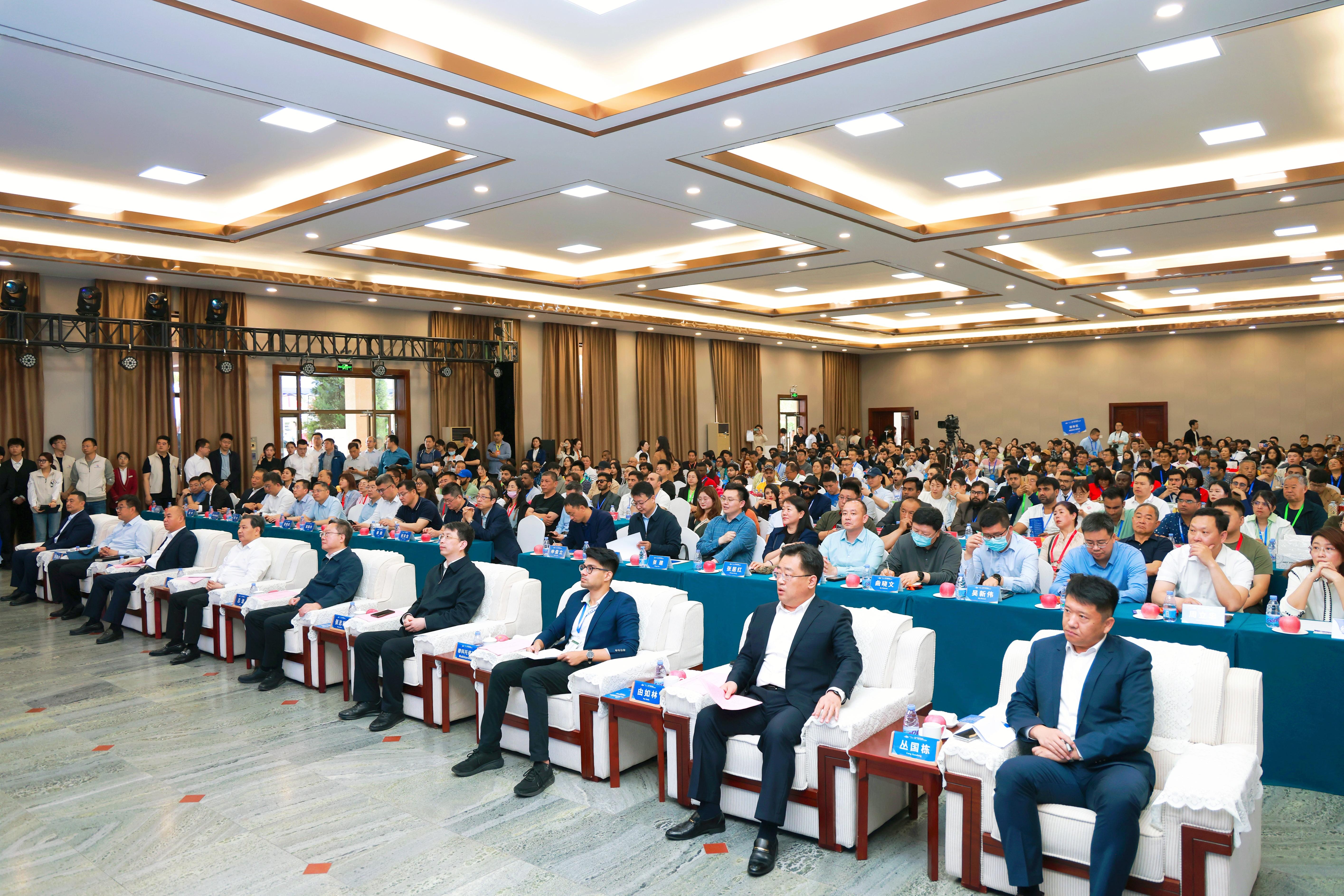 2024烟台苹果出海 机械、食品产业国际精准采购活动今日开幕