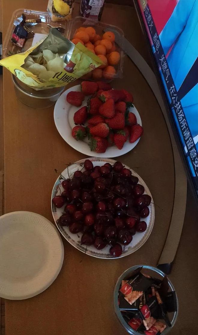 kaiyun登陆入口开云被全网群嘲的“上门做客吃车厘子”事件：你爱面子的穷样真丑(图5)