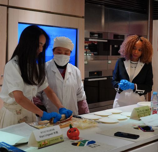 南非彩啤梨品鉴会在上海举行清甜亮相夏日开云kaiyun官网市场(图5)