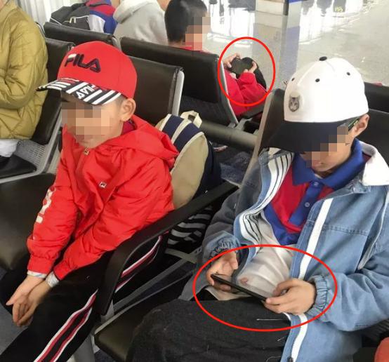 开云kaiyun官方网站6万境外研学孩子们坐路边玩手机？与广