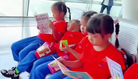 开云kaiyun官方网站6万境外研学孩子们坐路边玩手机？与广西小砂糖橘形成鲜明对比(图8)