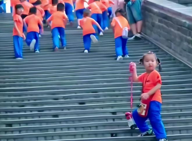 开云kaiyun官方网站6万境外研学孩子们坐路边玩手机？与广西小砂糖橘形成鲜明对比(图9)