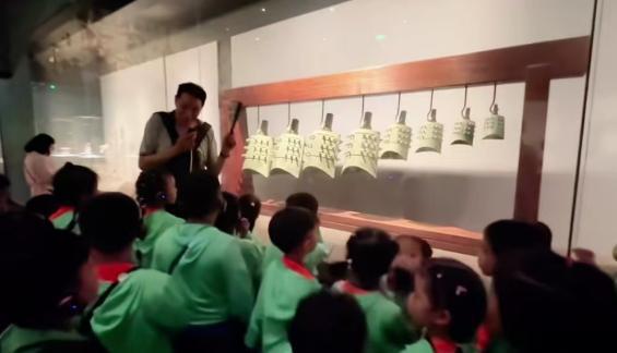 开云kaiyun官方网站6万境外研学孩子们坐路边玩手机？与广西小砂糖橘形成鲜明对比(图10)